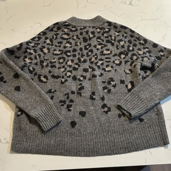 Rag & Bone - Grey Leopard Print Wool Blend Sweater
Sz S - Picture 4 of 13